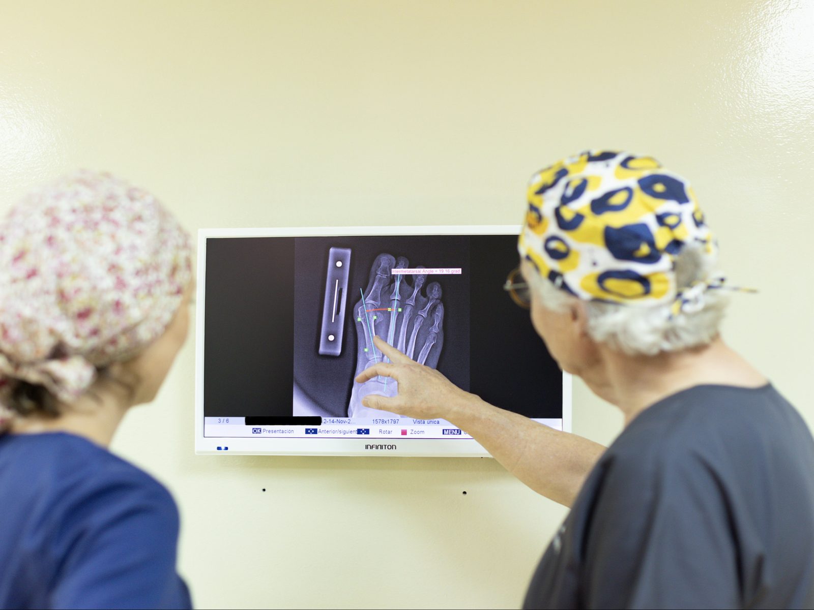 Especialistas revisando radiografía de pie en Centro Clínico Quirúrgico Aranjuez